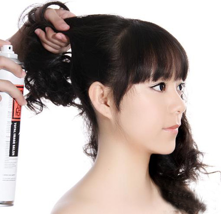 女生长发朋克发型step2:在梳顺头发是可以喷上定型产品,能让后脑勺和