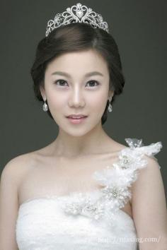 韩式新娘妆造型欣赏 精美皇冠让你展现女王般的惊艳气质