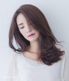 2015最新韩式中长发发型，时尚造型减龄修颜