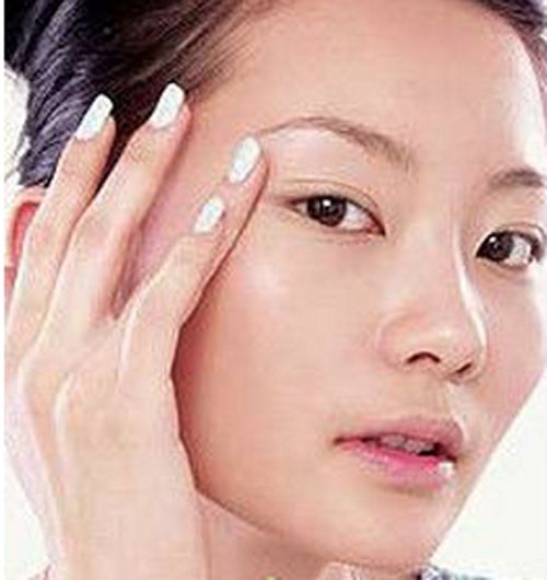 初学化妆画眼线 画眼线的基本手法_化妆美容 