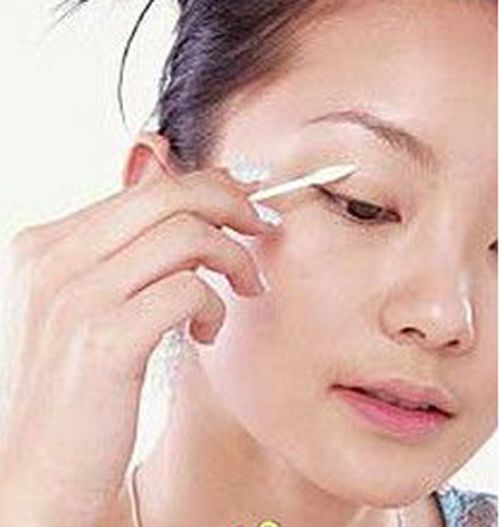 初学化妆画眼线 画眼线的基本手法 第2页_化妆
